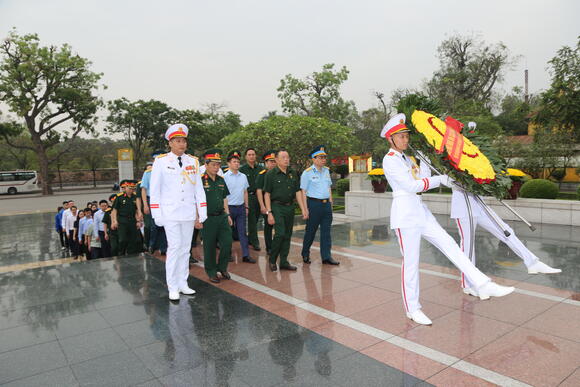 Đoàn Hội Cựu chiến binh và các đoàn thể Cơ quan UBKT Trung ương viếng Đài tưởng niệm các Anh hùng, liệt sỹ tại đường Bắc Sơn