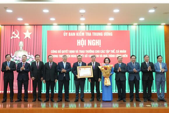 Hội nghị công bố quyết định và trao thưởng các tập thể, cá nhân trong thực hiện Nghị quyết số 18/NQ-TW và quá trình cống hiến