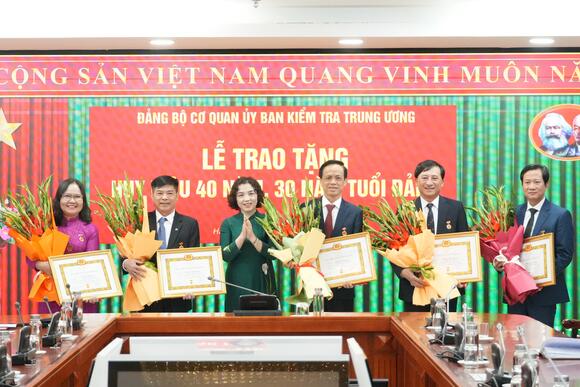 Đảng ủy Cơ quan Ủy ban Kiểm tra Trung ương tổ chức Lễ trao tặng Huy hiệu Đảng
