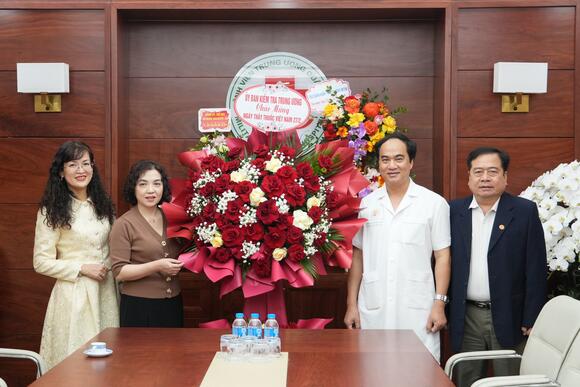 Lãnh đạo Ủy ban Kiểm tra Trung ương thăm, chúc mừng Bộ Y tế và các đơn vị y tế nhân Ngày Thầy thuốc Việt Nam 27/2