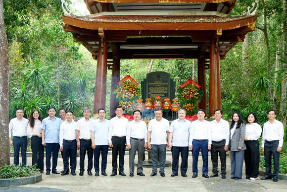 Đoàn công tác Ủy ban Kiểm tra Trung ương dâng hương tại Di tích lịch sử Ban Kiểm tra Trung ương Cục miền Nam