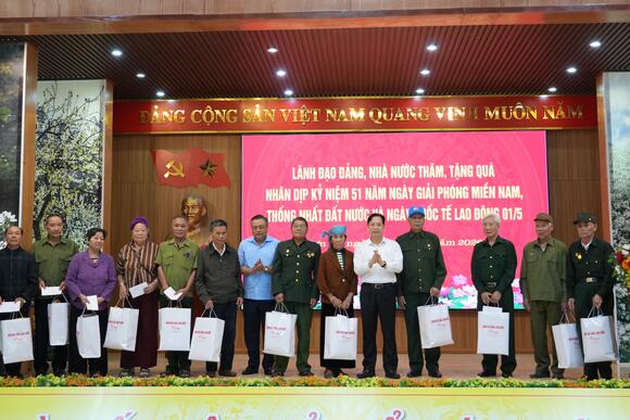 Đồng chí Trần Sỹ Thanh, Ủy viên Bộ Chính trị, Bí thư Trung ương Đảng, Chủ nhiệm Ủy ban Kiểm tra Trung ương thăm, tặng quà tại tỉnh Sơn La và tỉnh Lạng Sơn