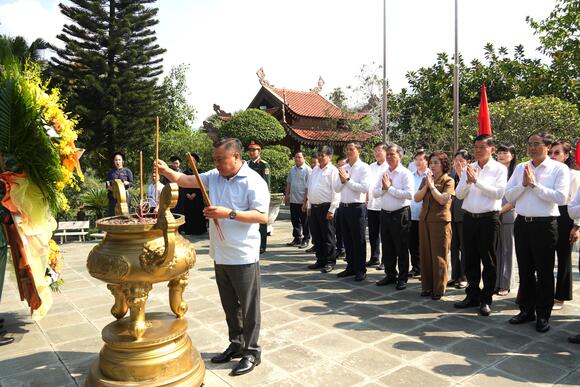 Đồng chí Trần Sỹ Thanh, Ủy viên Bộ Chính trị, Bí thư Trung ương Đảng, Chủ nhiệm Ủy ban Kiểm tra Trung ương dâng hương tại Di tích Quốc gia đặc biệt An toàn khu (ATK) Định Hóa, tỉnh Thái Nguyên