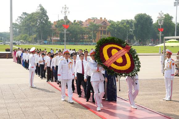 Đoàn cán bộ Cơ quan Ủy ban Kiểm tra Trung ương vào Lăng viếng Chủ tịch Hồ Chí Minh