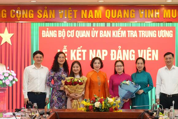 Chi bộ Phòng Tổ chức - Cán bộ tổ chức Lễ kết nạp đảng viên