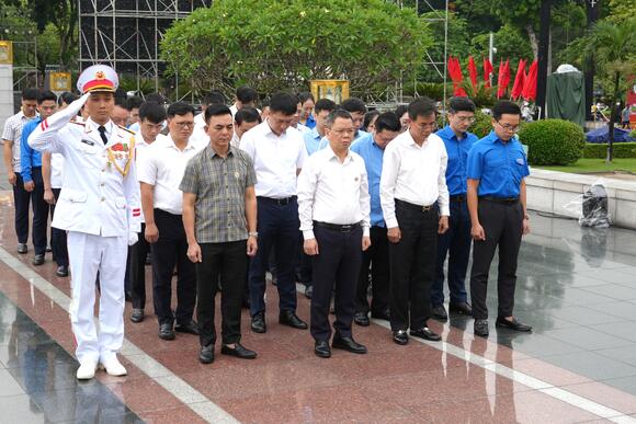 Hội Cựu chiến binh Cơ quan UBKT Trung ương viếng Đài tưởng niệm các Anh hùng liệt sỹ tại đường Bắc Sơn