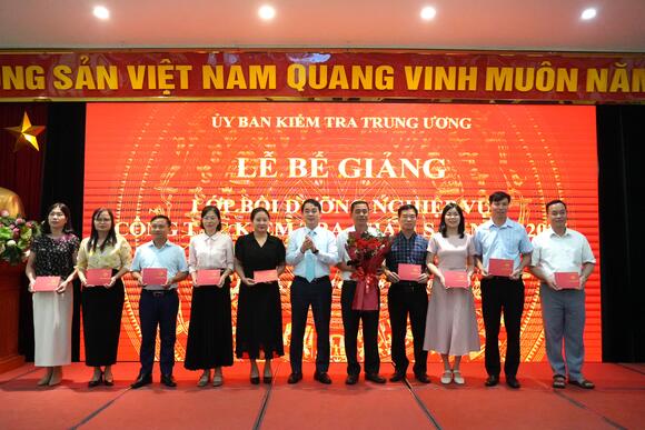 Lễ bế giảng Lớp bồi dưỡng nghiệp vụ công tác kiểm tra, giám sát cấp xã năm 2026