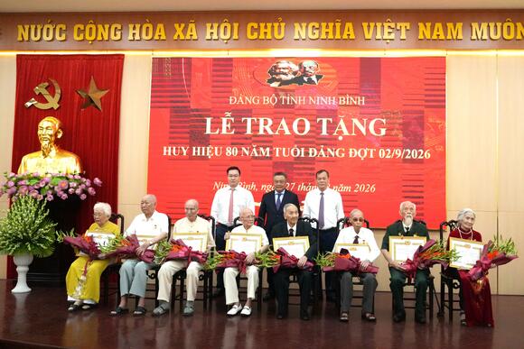 Đồng chí Trần Sỹ Thanh, Ủy viên Bộ Chính trị, Bí thư Trung ương Đảng, Chủ nhiệm Ủy ban Kiểm tra Trung ương trao tặng Huy hiệu 80 năm tuổi Đảng cho đảng viên lão thành tại tỉnh Ninh Bình
