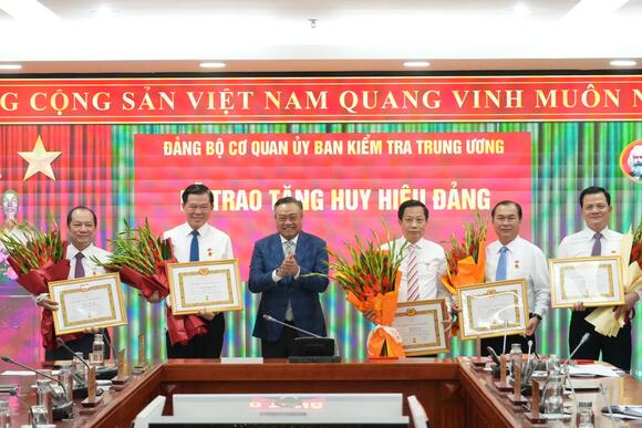 Đảng ủy Cơ quan Ủy ban Kiểm tra Trung ương tổ chức Lễ trao tặng Huy hiệu Đảng