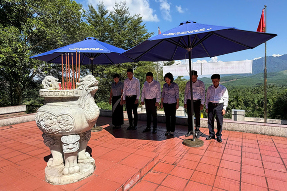 Dâng hương tưởng niệm tại Nhà bia di tích lịch sử Quốc gia Ban Kiểm tra Khu ủy Khu V